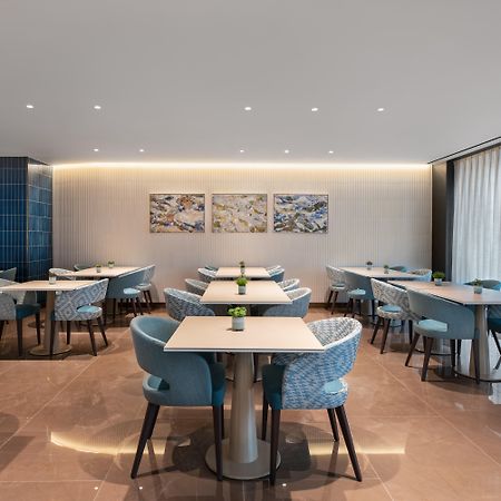 Eurostars Aliados Hotel Porto Bagian luar foto The lounge at the airport
