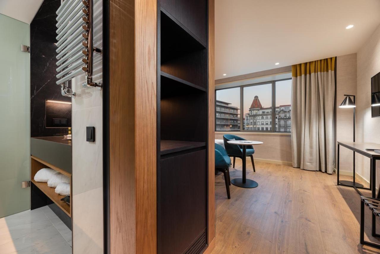 Eurostars Aliados Hotel Porto Bagian luar foto A room at the hotel