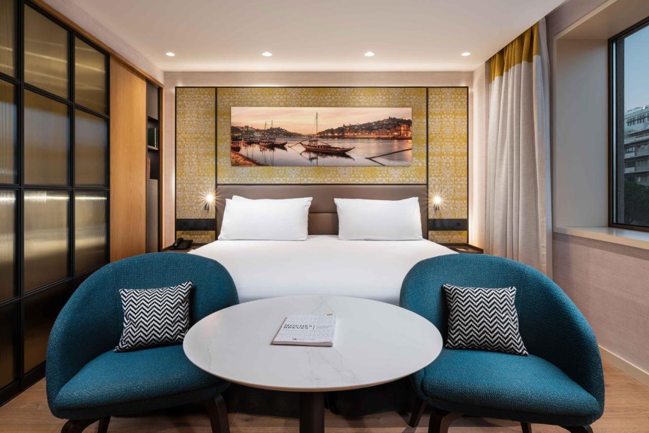Eurostars Aliados Hotel Porto Bagian luar foto A room at the hotel
