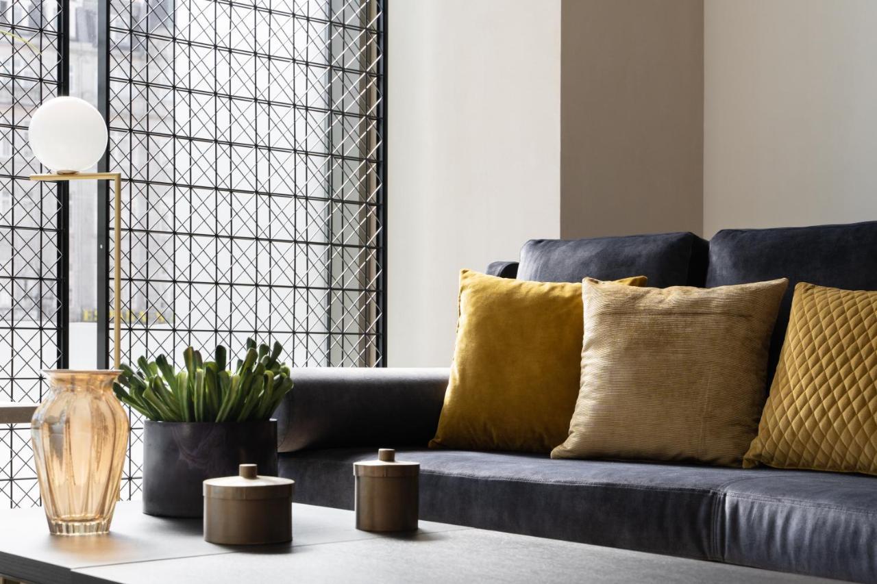 Eurostars Aliados Hotel Porto Bagian luar foto A sofa with cushions