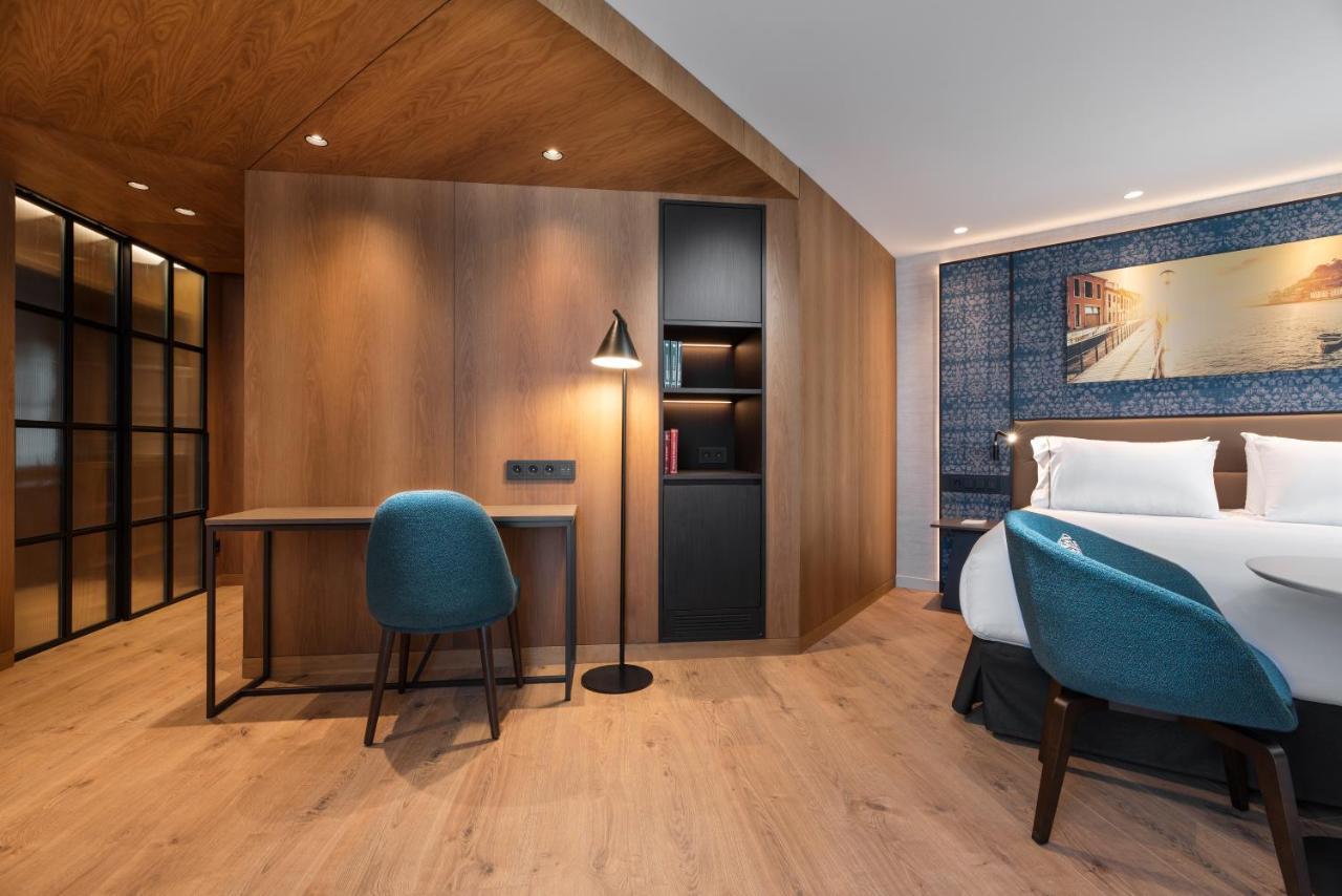 Eurostars Aliados Hotel Porto Bagian luar foto A room at the hotel
