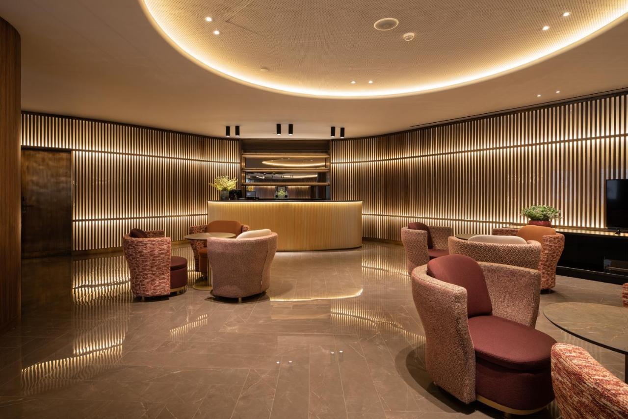 Eurostars Aliados Hotel Porto Bagian luar foto The lounge at Hong Kong International Airport