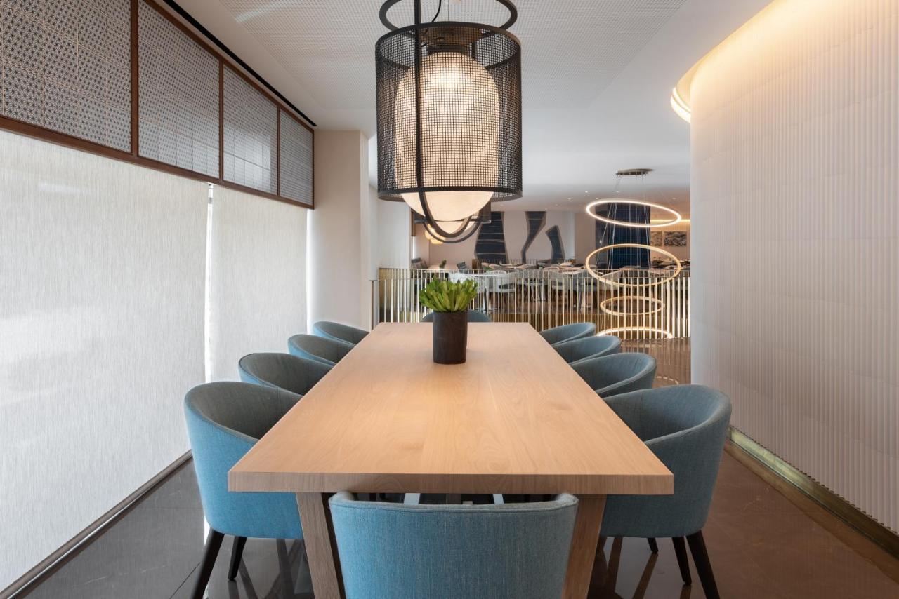 Eurostars Aliados Hotel Porto Bagian luar foto The lounge at the airport