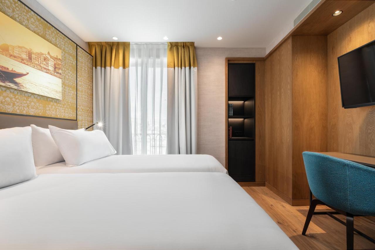 Eurostars Aliados Hotel Porto Bagian luar foto A room at the hotel