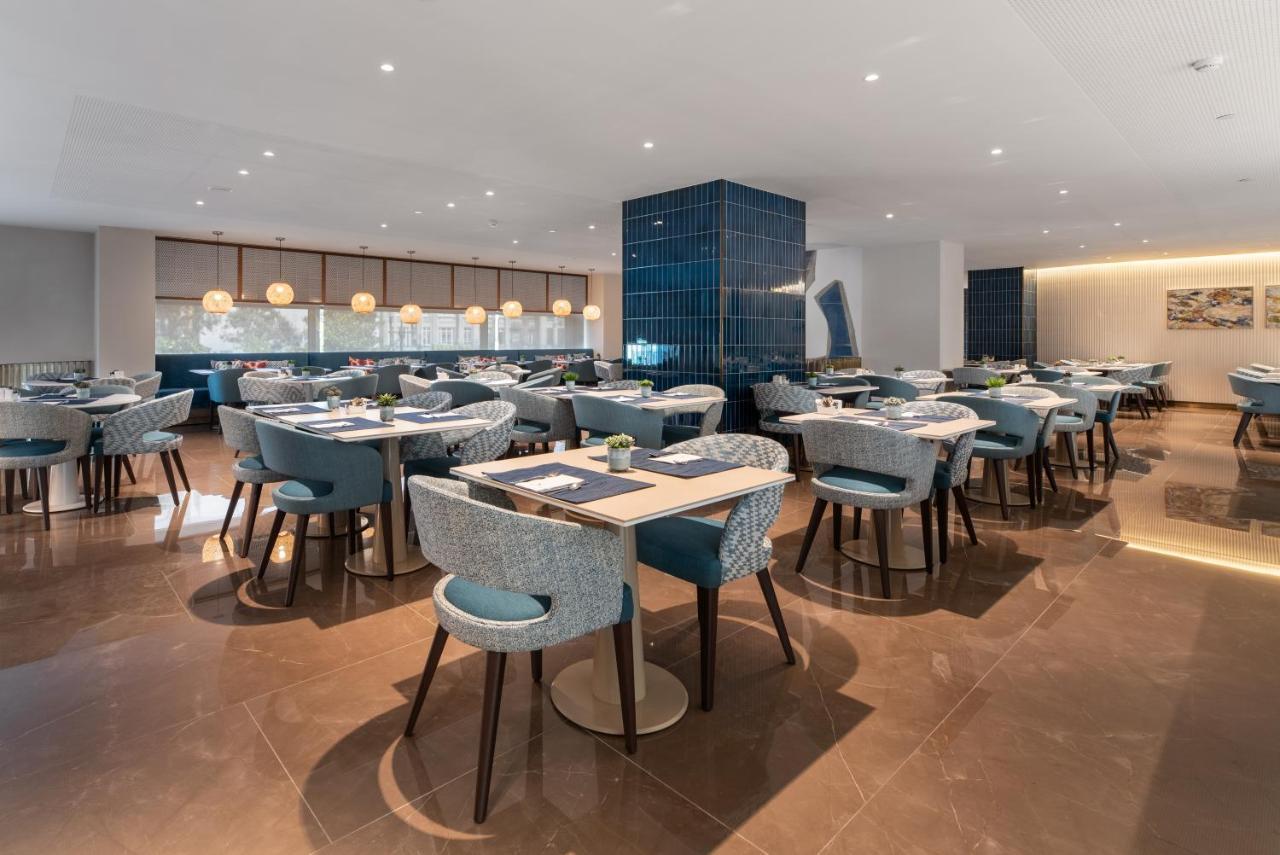 Eurostars Aliados Hotel Porto Bagian luar foto The lounge at London Heathrow Airport
