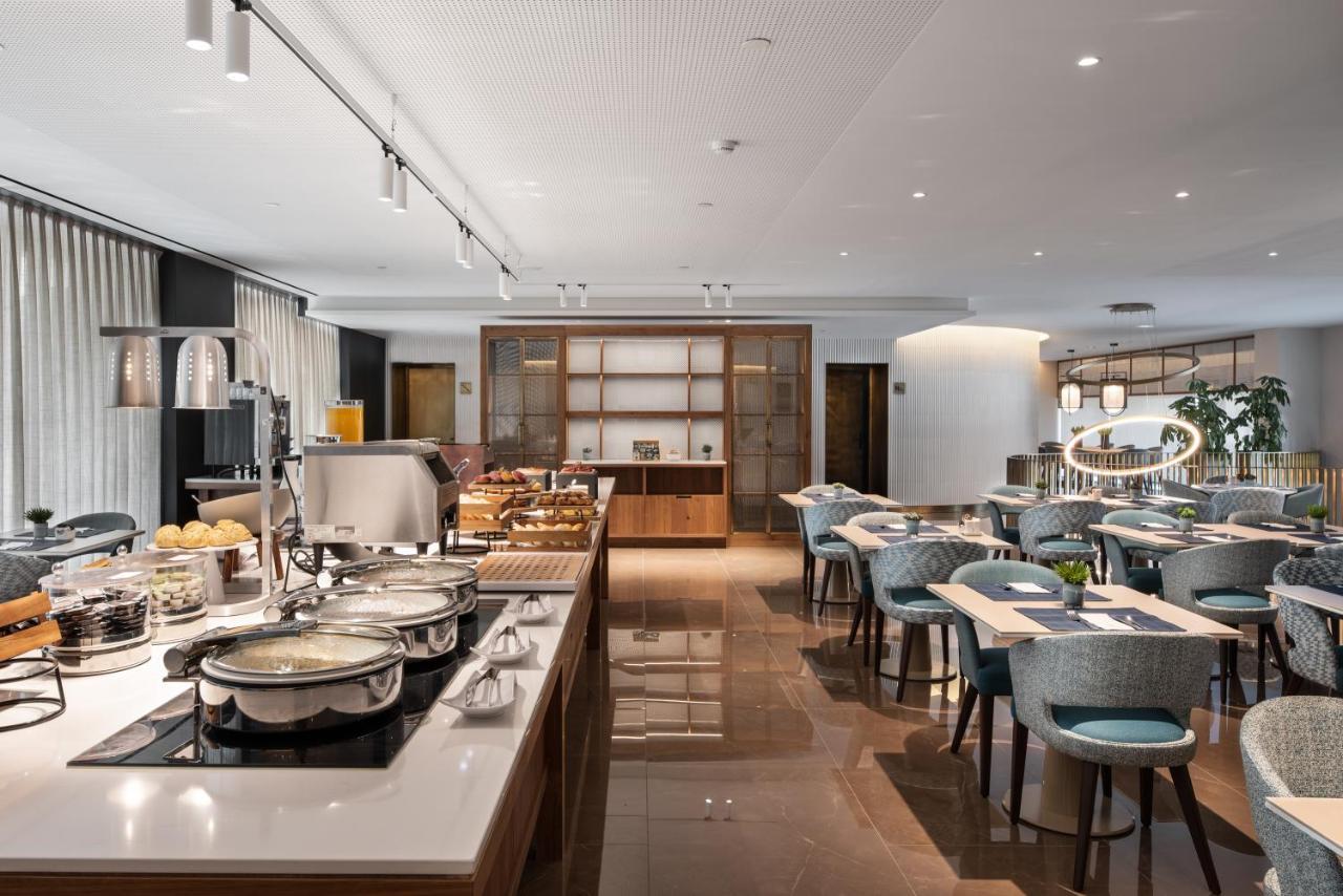 Eurostars Aliados Hotel Porto Bagian luar foto The lounge at London Heathrow Airport