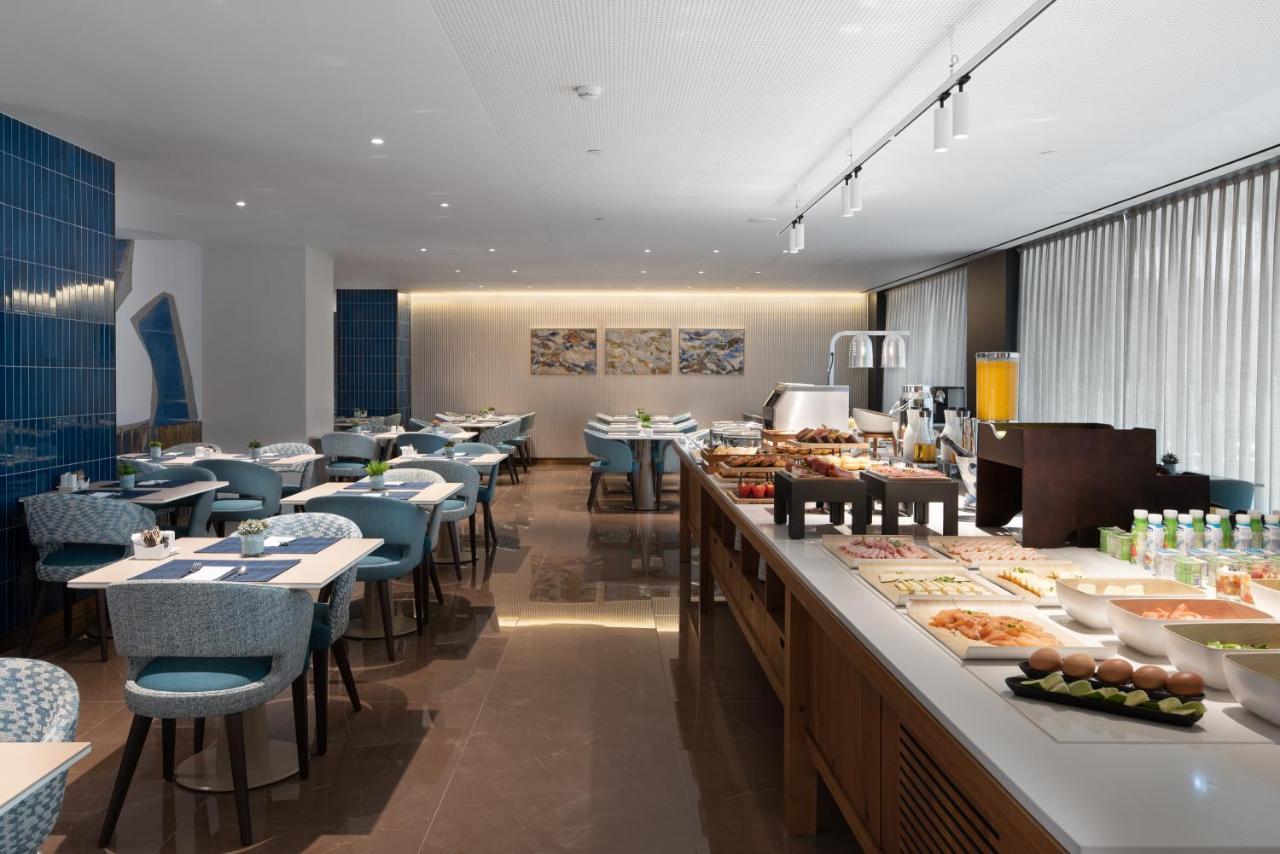 Eurostars Aliados Hotel Porto Bagian luar foto The lounge at the airport