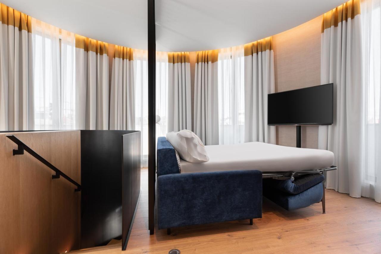 Eurostars Aliados Hotel Porto Bagian luar foto A sofa bed