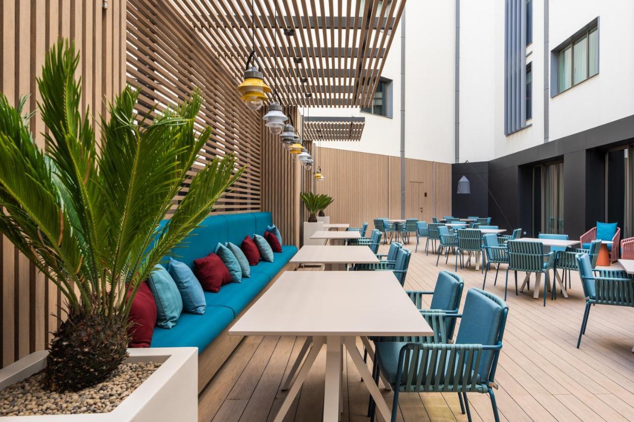 Eurostars Aliados Hotel Porto Bagian luar foto The courtyard at the new building