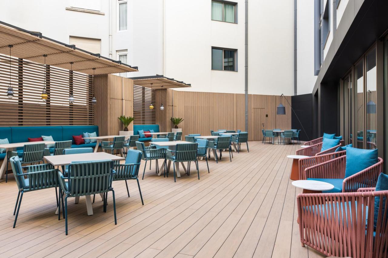 Eurostars Aliados Hotel Porto Bagian luar foto The hotel's courtyard