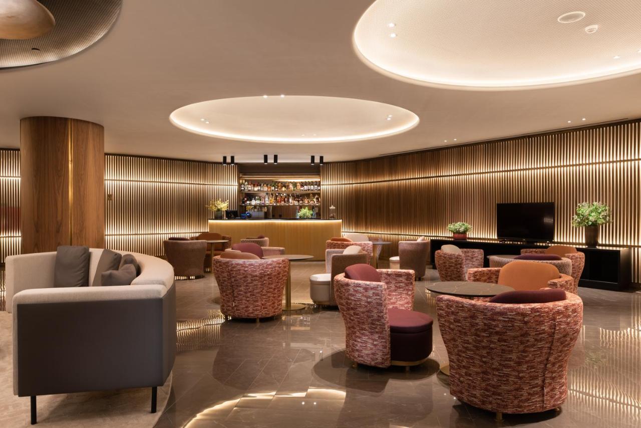 Eurostars Aliados Hotel Porto Bagian luar foto The lounge at the airport
