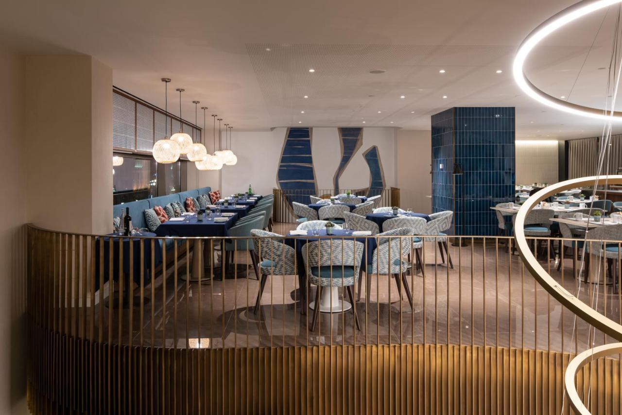 Eurostars Aliados Hotel Porto Bagian luar foto The interior of the restaurant