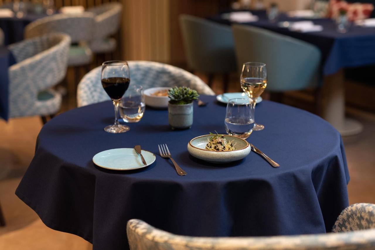 Eurostars Aliados Hotel Porto Bagian luar foto A table set for dinner