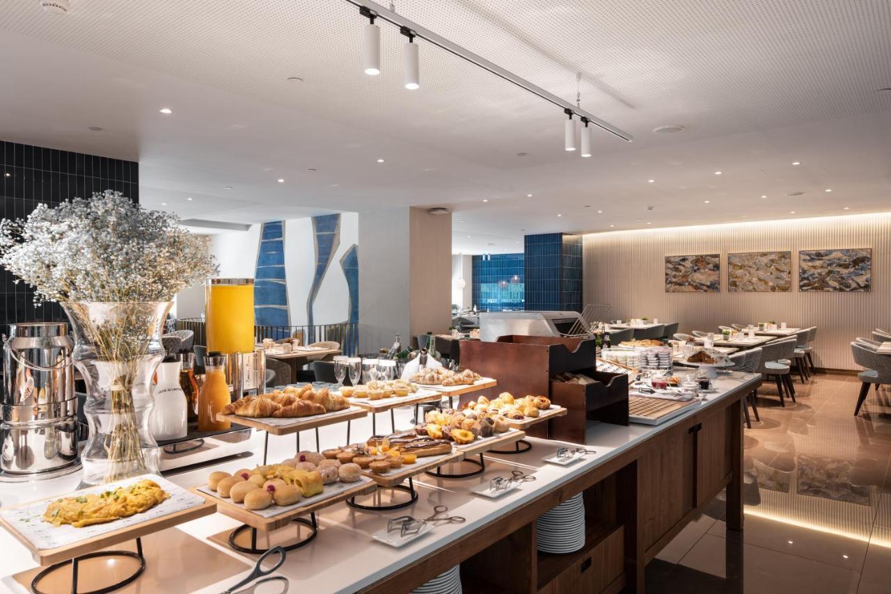 Eurostars Aliados Hotel Porto Bagian luar foto The lounge at the airport