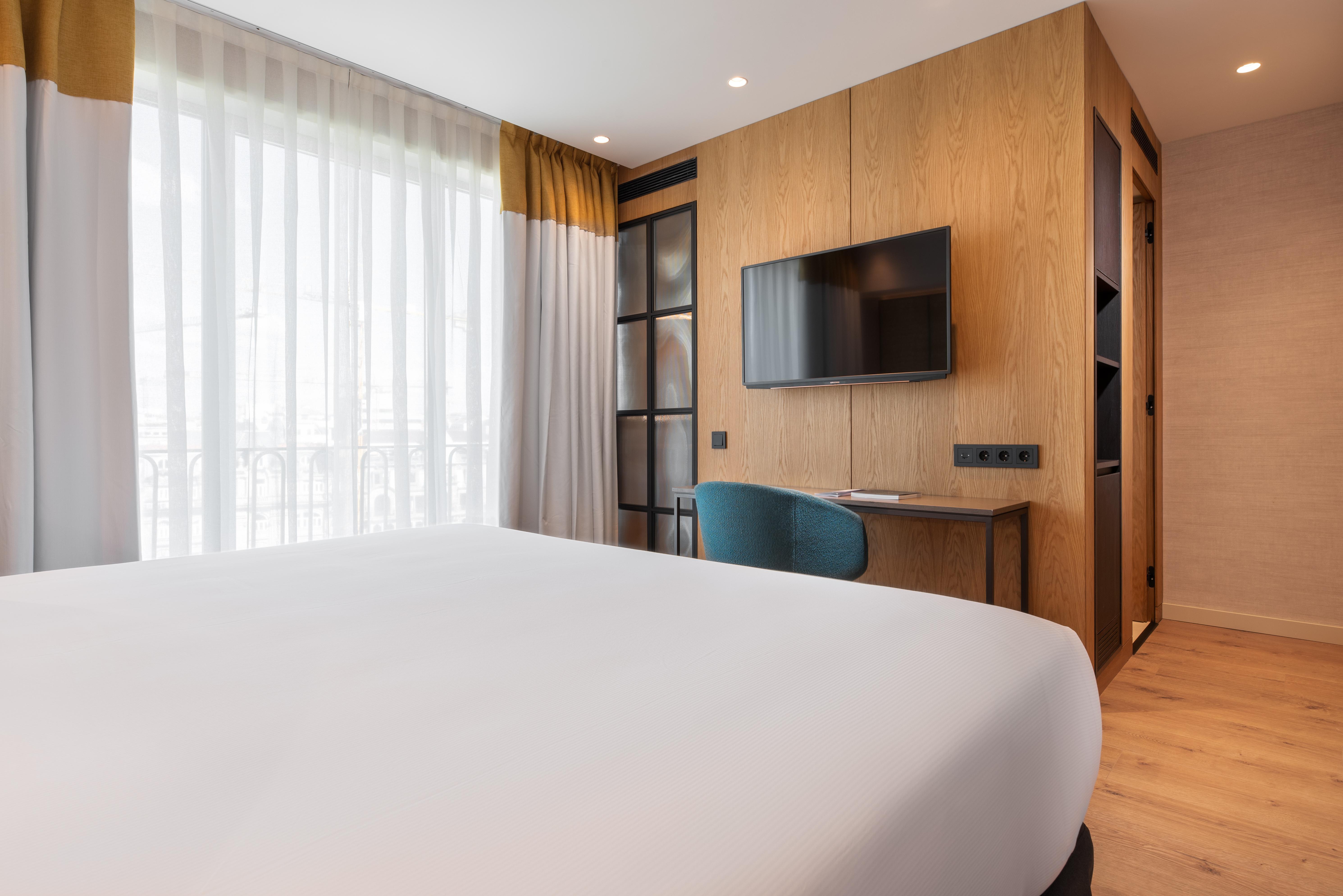 Eurostars Aliados Hotel Porto Bagian luar foto A room at the hotel