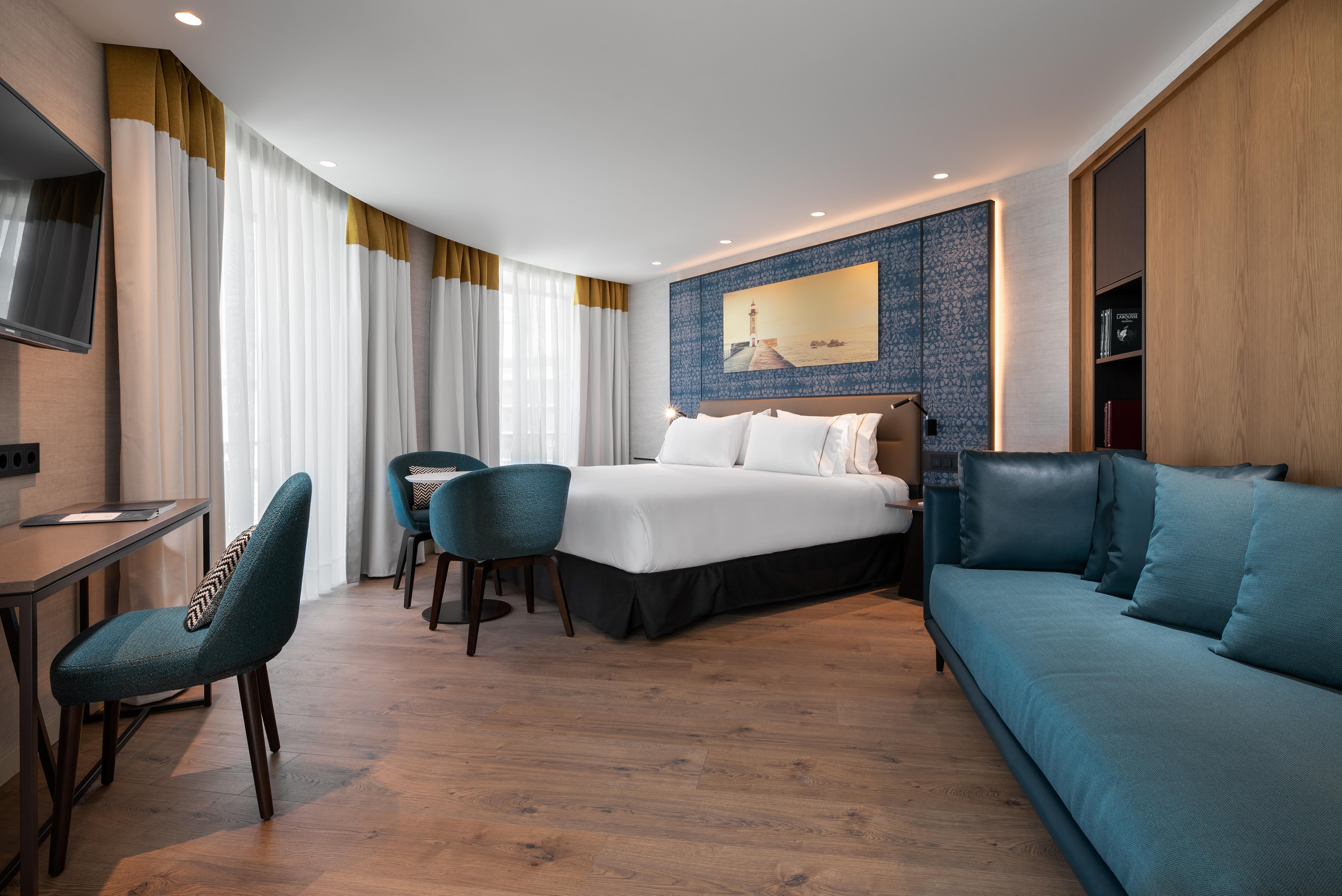 Eurostars Aliados Hotel Porto Bagian luar foto A suite at the hotel