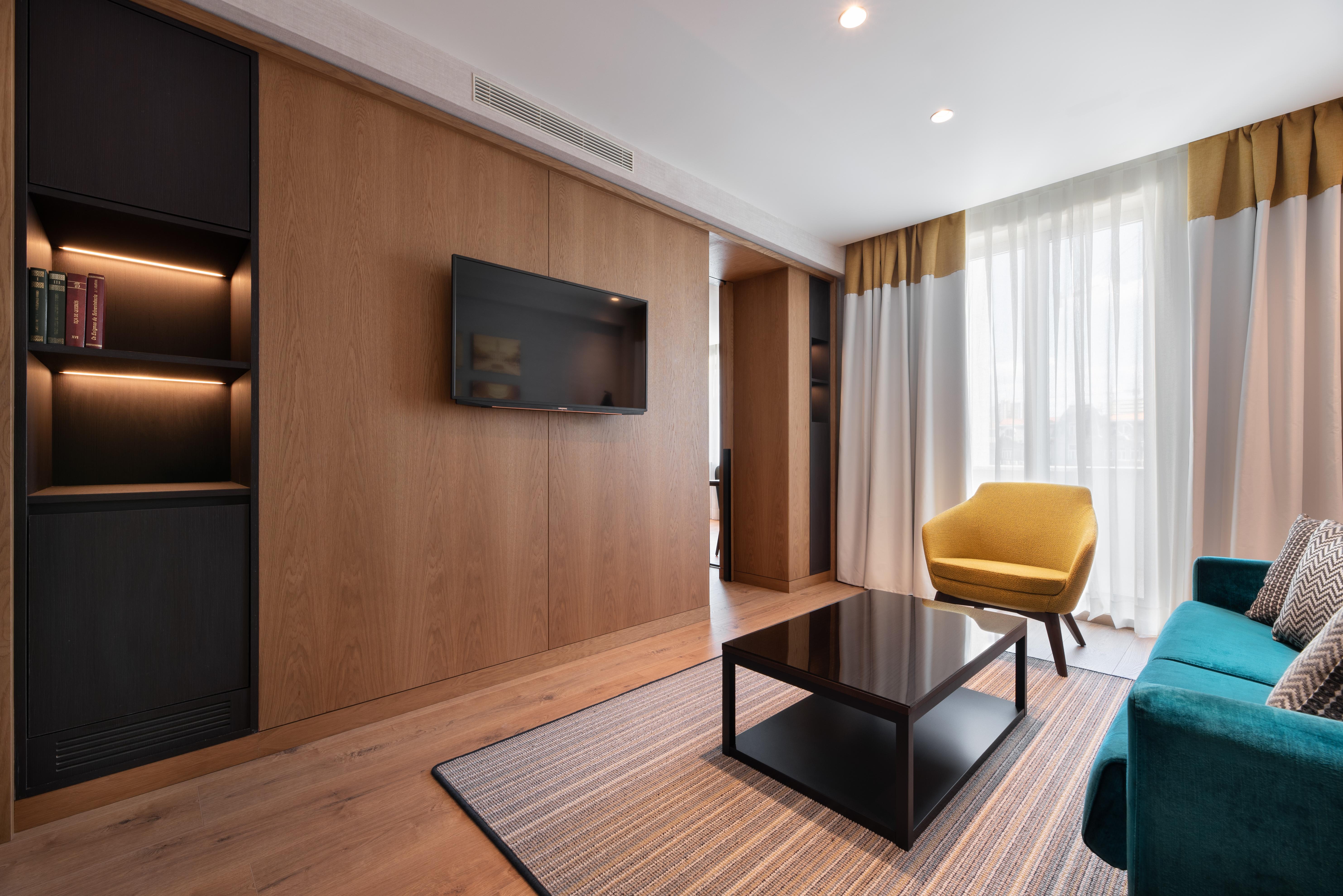 Eurostars Aliados Hotel Porto Bagian luar foto A suite at the hotel