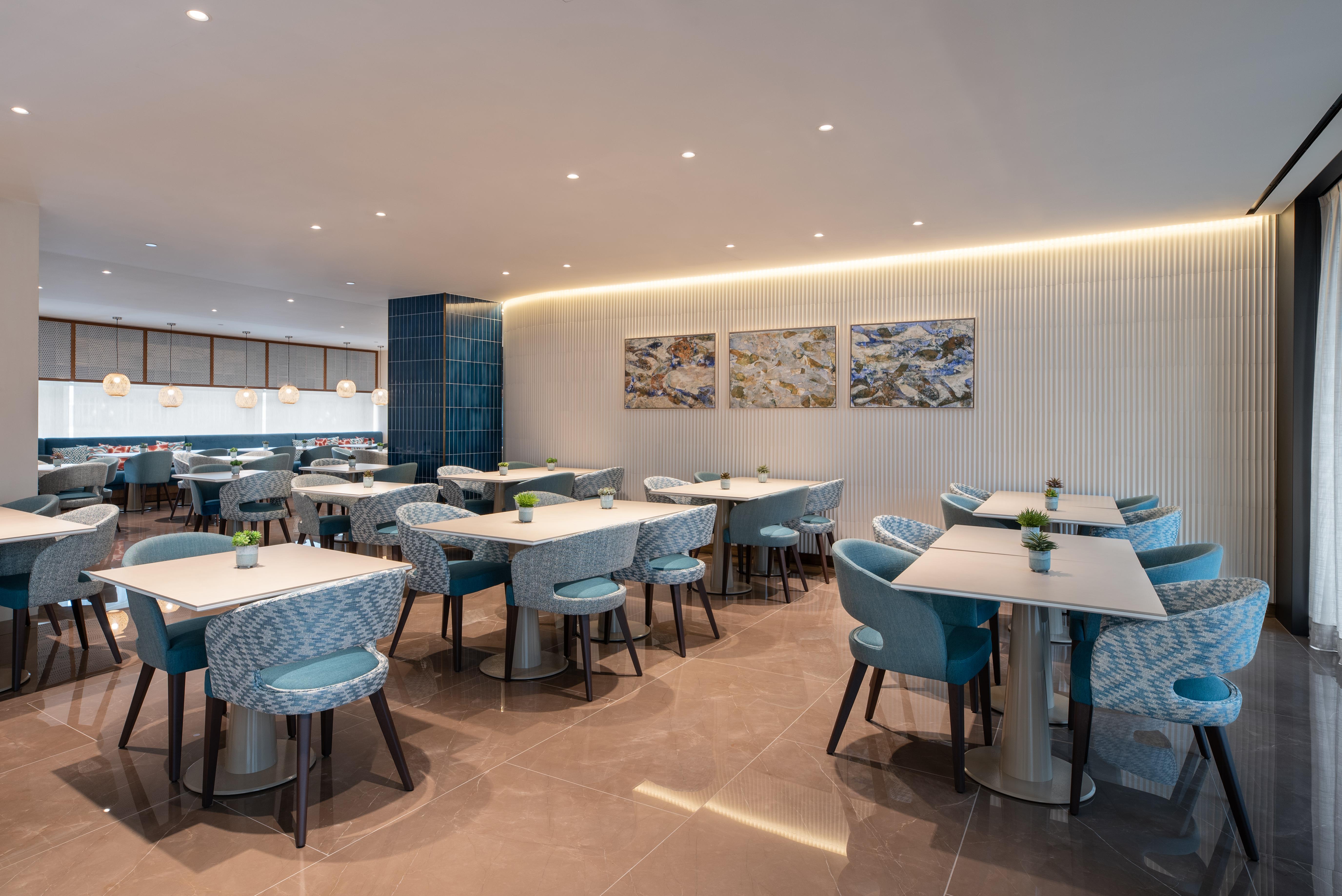 Eurostars Aliados Hotel Porto Bagian luar foto The lounge at the airport