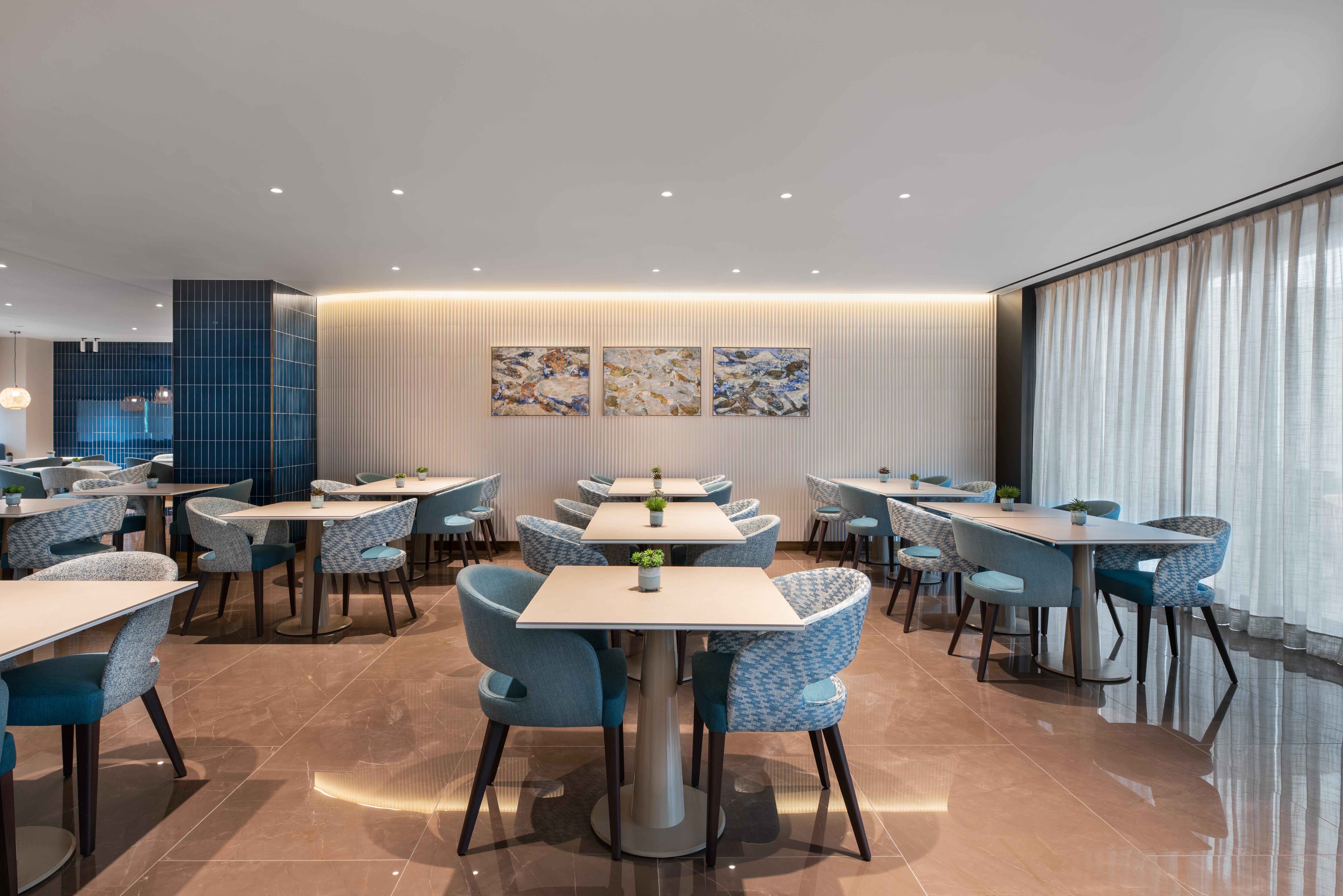 Eurostars Aliados Hotel Porto Bagian luar foto The lounge at the airport