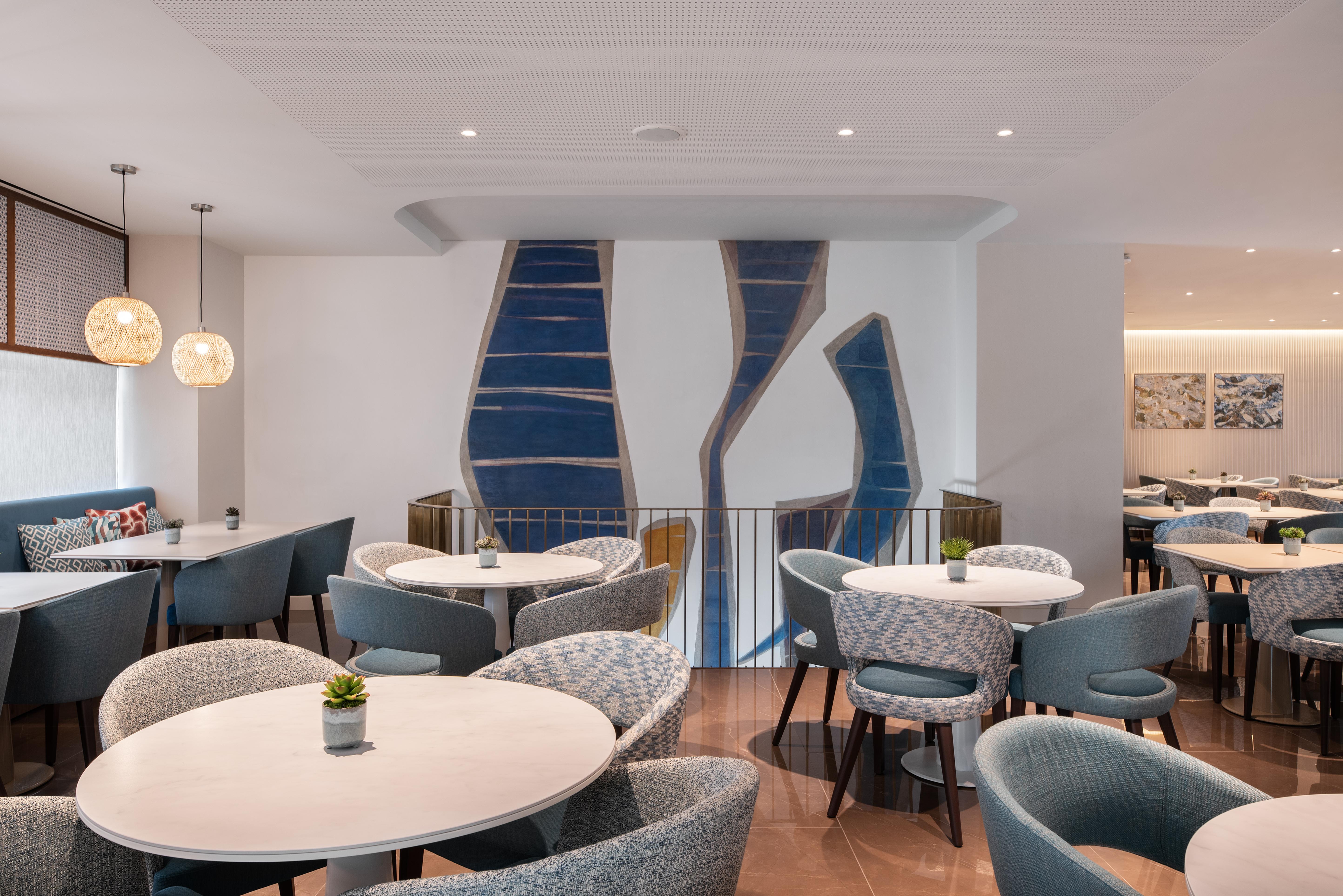 Eurostars Aliados Hotel Porto Bagian luar foto The lounge at the airport