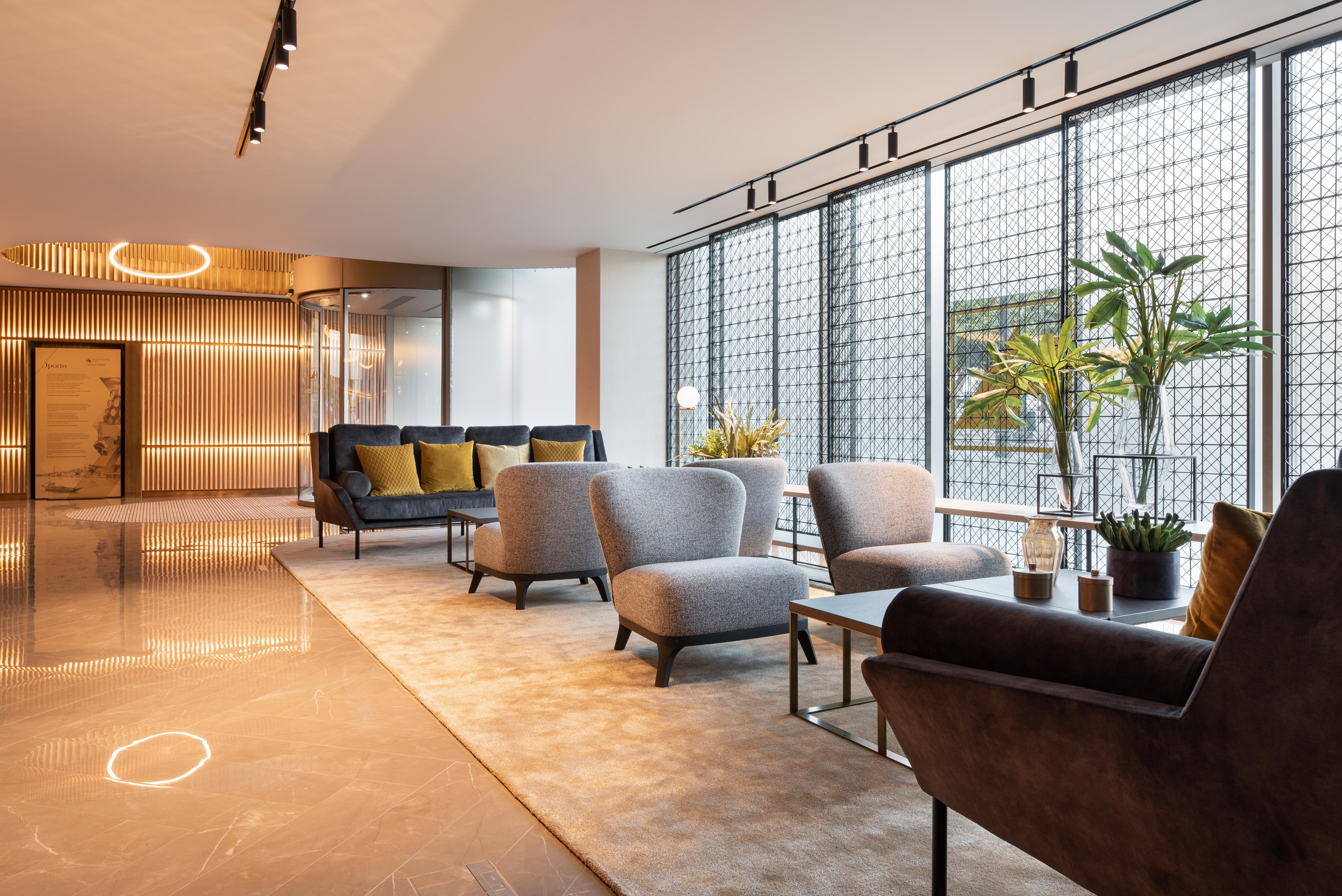 Eurostars Aliados Hotel Porto Bagian luar foto The lounge at the airport