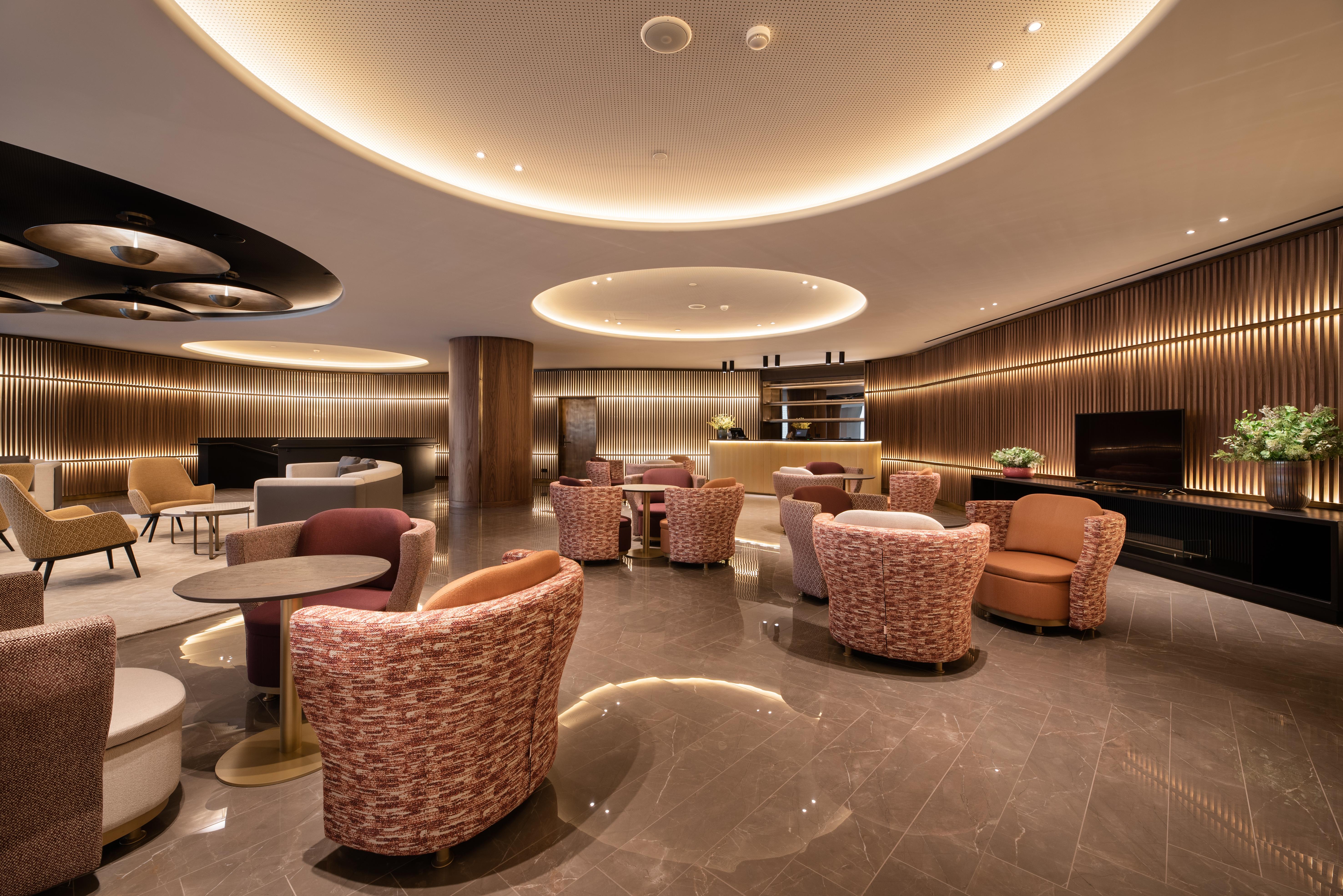 Eurostars Aliados Hotel Porto Bagian luar foto The lounge at Hong Kong International Airport