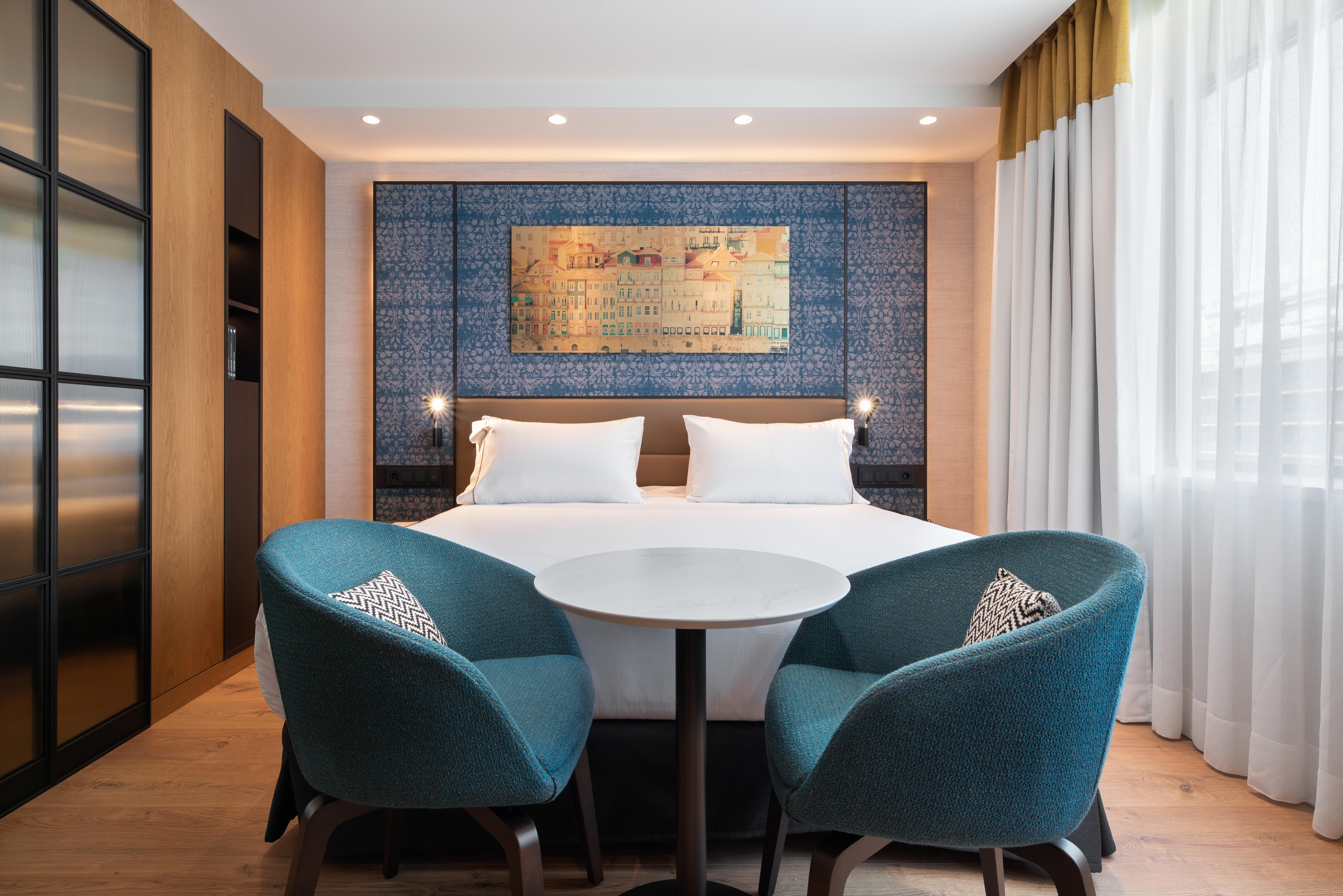 Eurostars Aliados Hotel Porto Bagian luar foto A room at the hotel